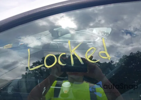 2024 Tesla Model Y Long Range Dual Motor All-Wheel Drive z USA, uszkodzony, nr VIN 7SAYGDEE7RF130028